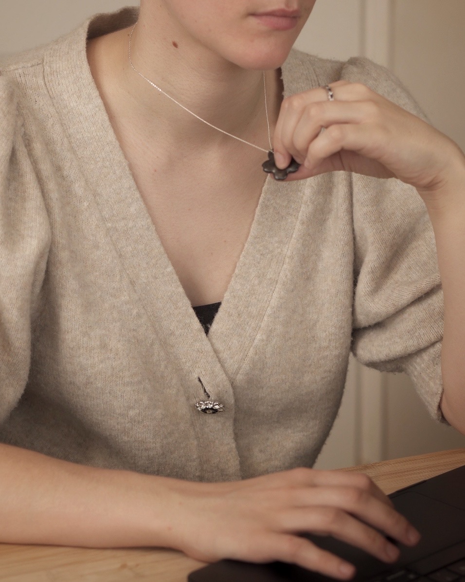 Collier Sakura ébène en grès – Image 2
