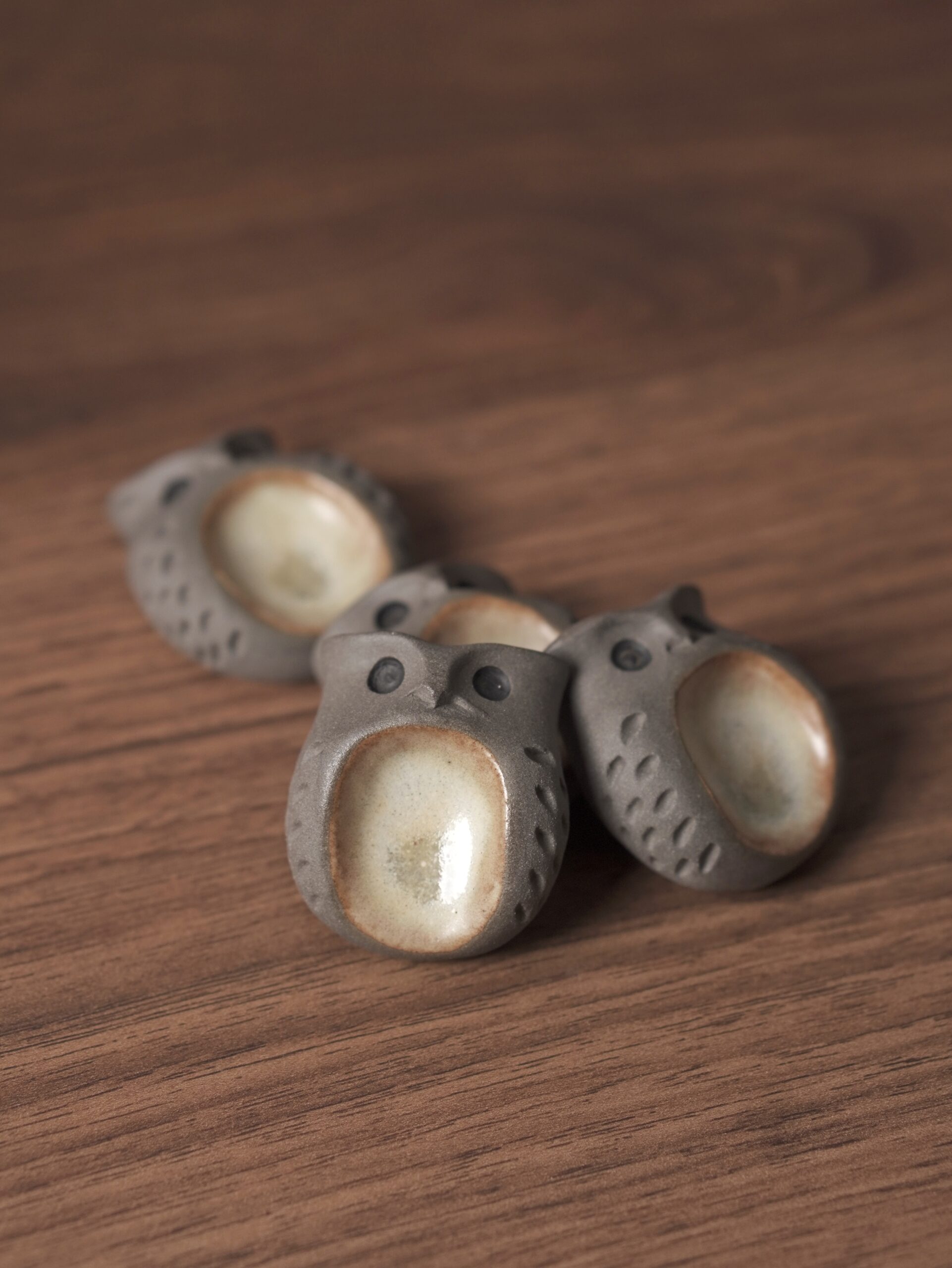 Po'chouette, worry stone en grès fait main en forme de chouette