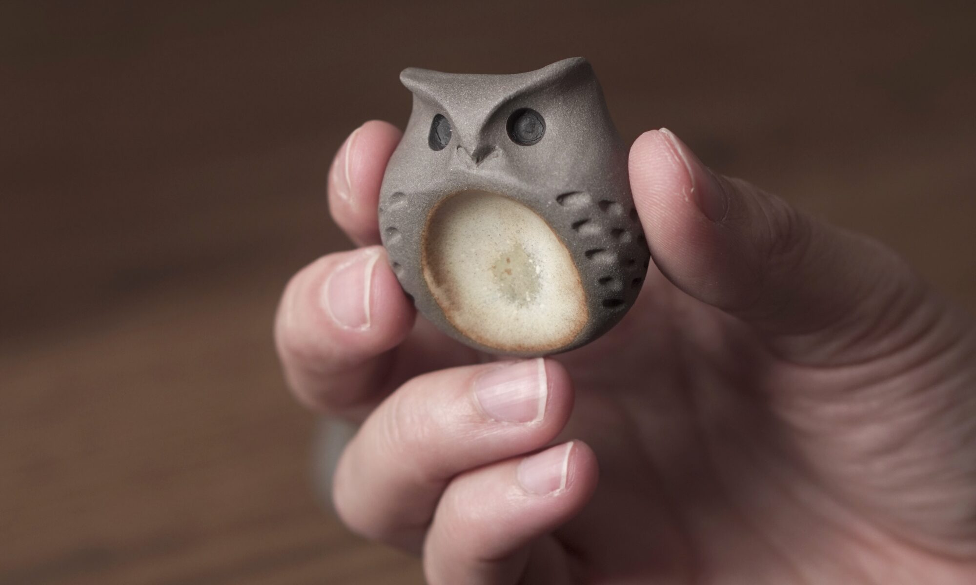 Po'chouette, worry stone en grès fait main en forme de chouette