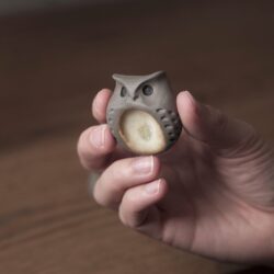 Po'chouette, worry stone en grès fait main en forme de chouette